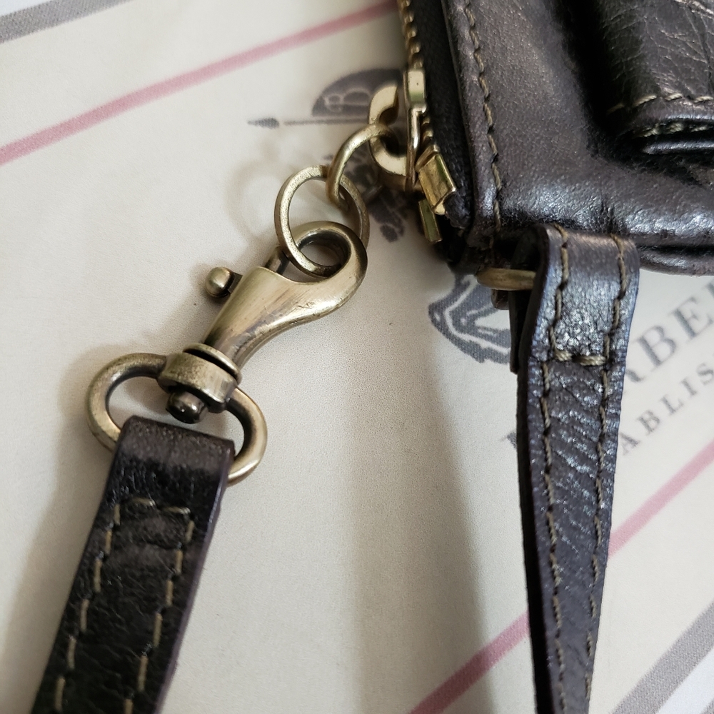 BURBERRY* Distressed leather wristlet pouch - Picture 4 of 8